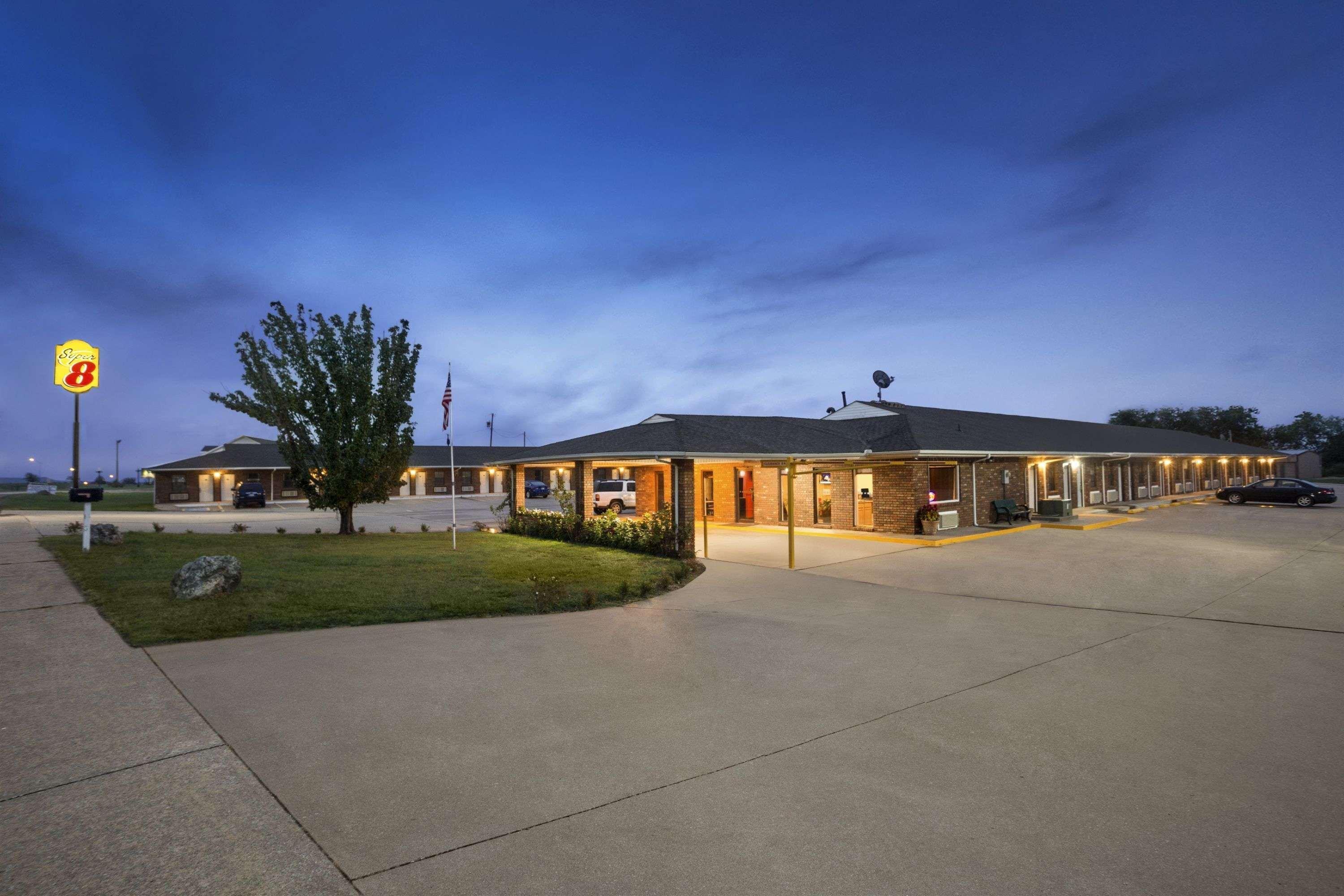 Super 8 By Wyndham Henryetta Motel Exterior photo