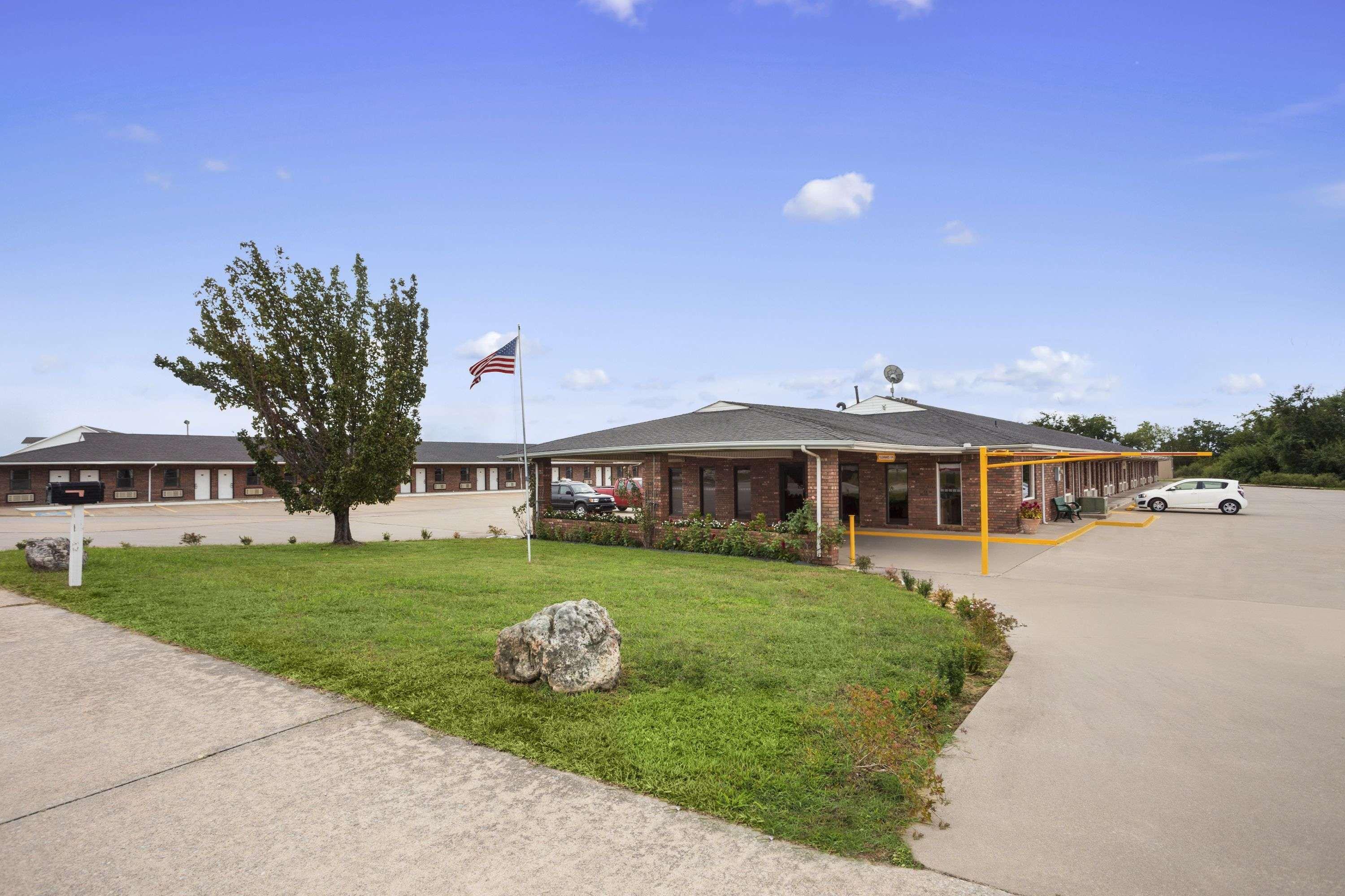 Super 8 By Wyndham Henryetta Motel Exterior photo