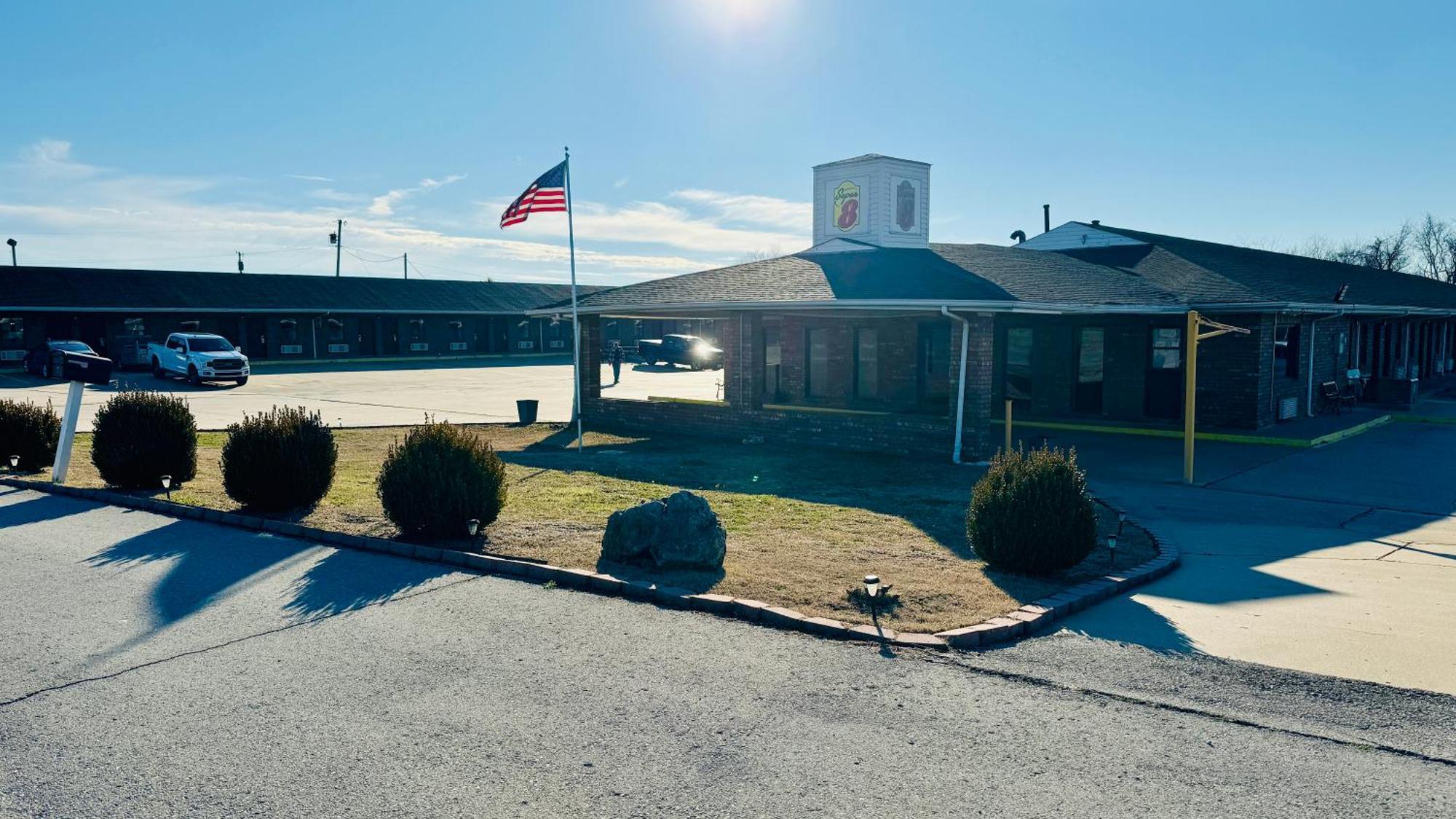 Super 8 By Wyndham Henryetta Motel Exterior photo